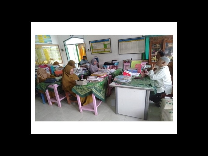 MEMBANGUN PROFESIONALISME GURU (PEMBINAAN GURU DARI PIMPINAN DAERAH MUHAMMADIYAH SITUBONDO)